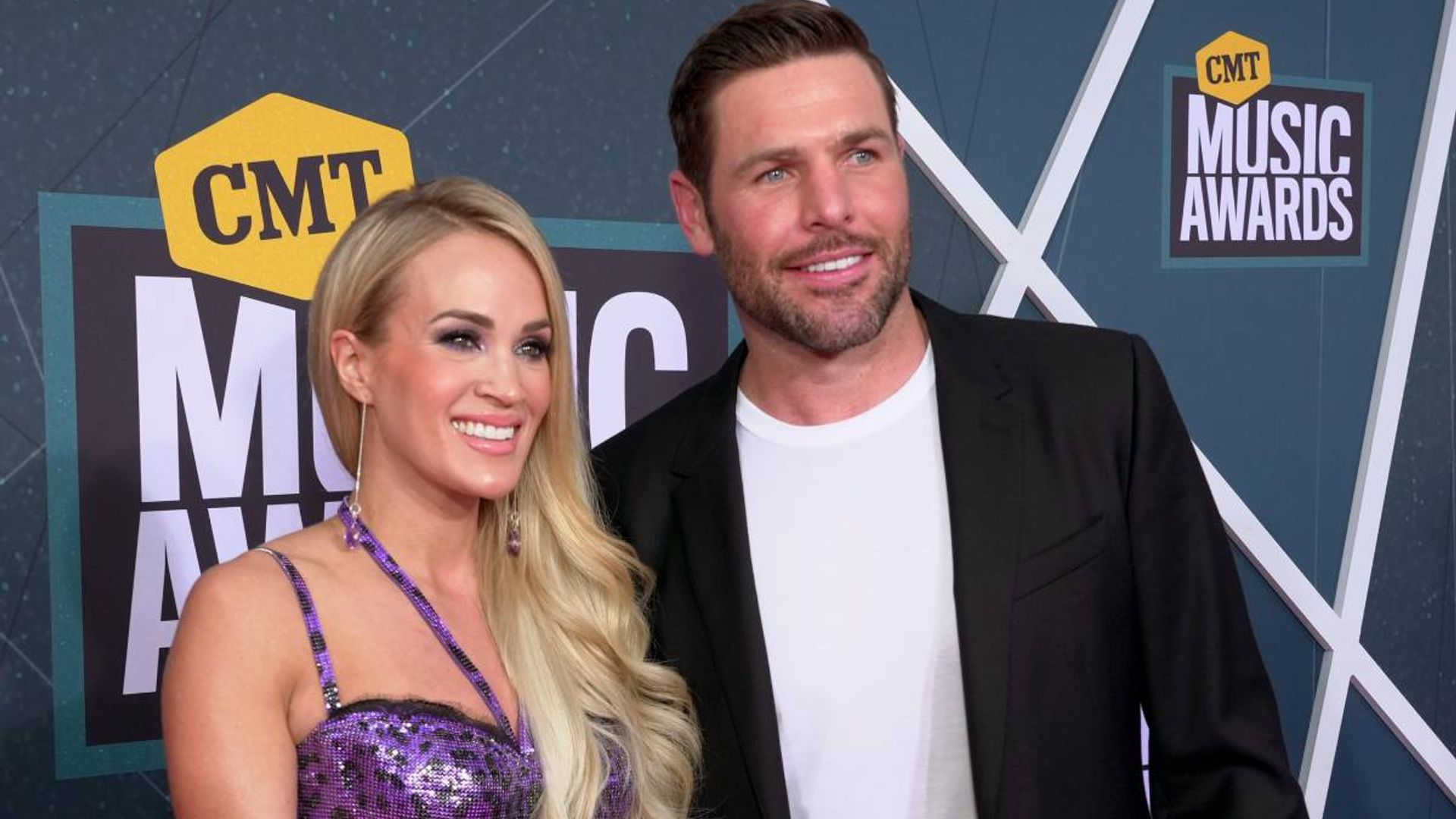 carrie underwood husband mike fisher cmt awards performance ghost story