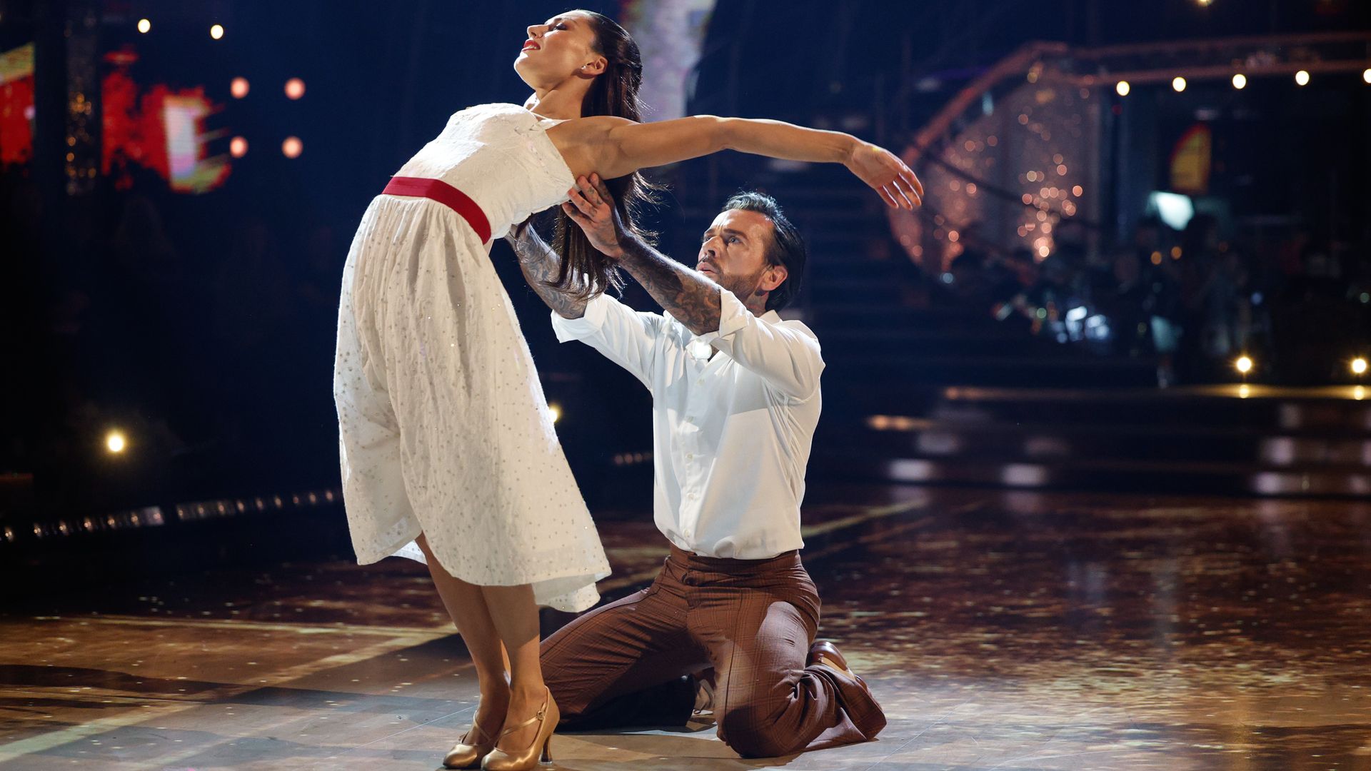 Pete Wicks and Jowita Przystal dancing a waltz