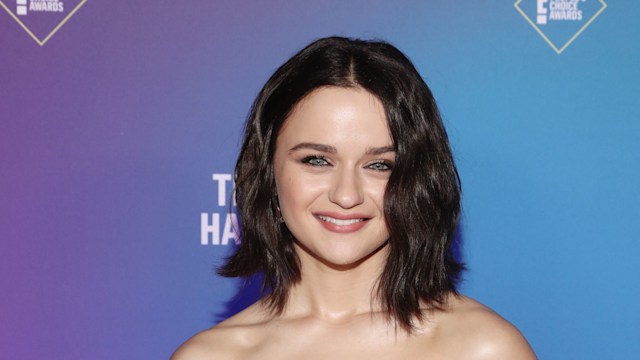 Actress Joey King holds her trophy the People's Choice Awards in 2020.