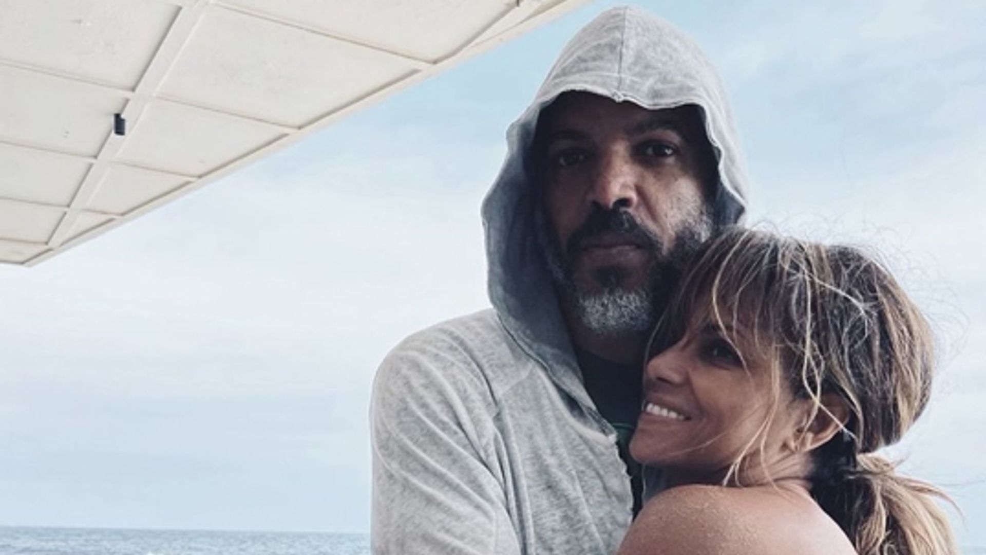 Halle Berry's intimate new beachside photo leaves fans doing a serious ...