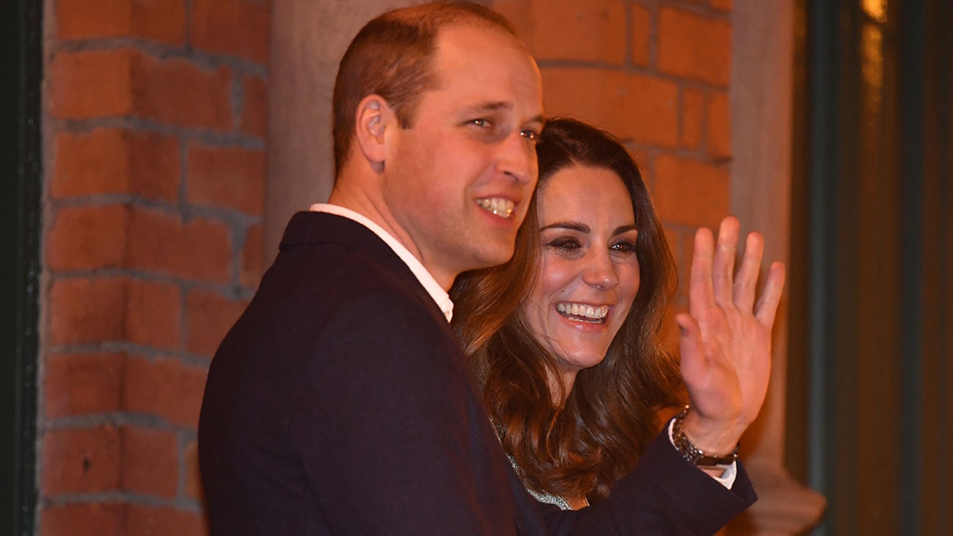 prince william waving with kate middleton