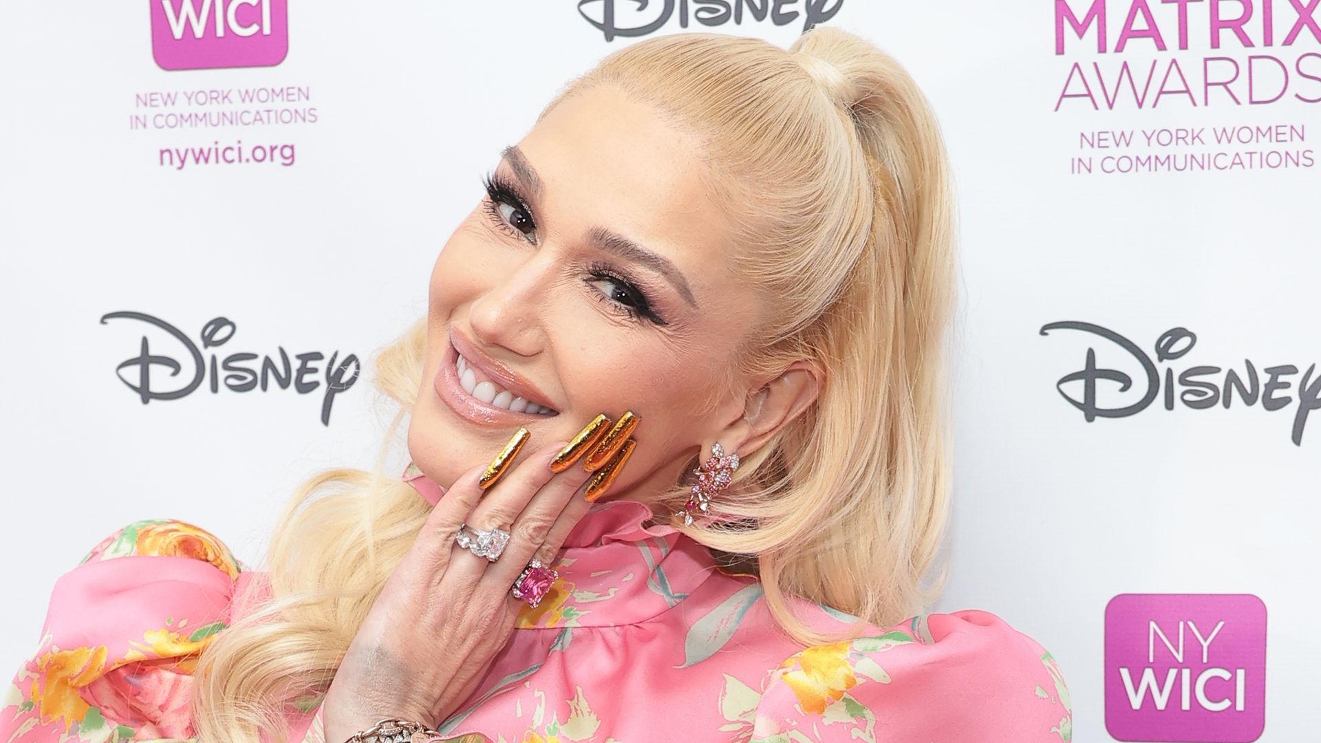 Gwen Stefani gets fans talking with new look revealed on The Voice live battles