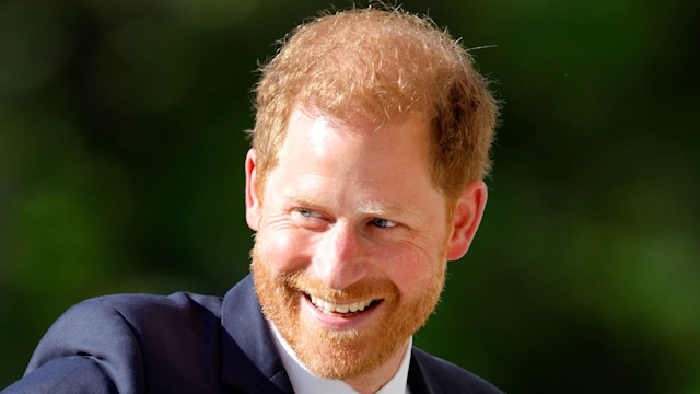 prince harry waving in suit 