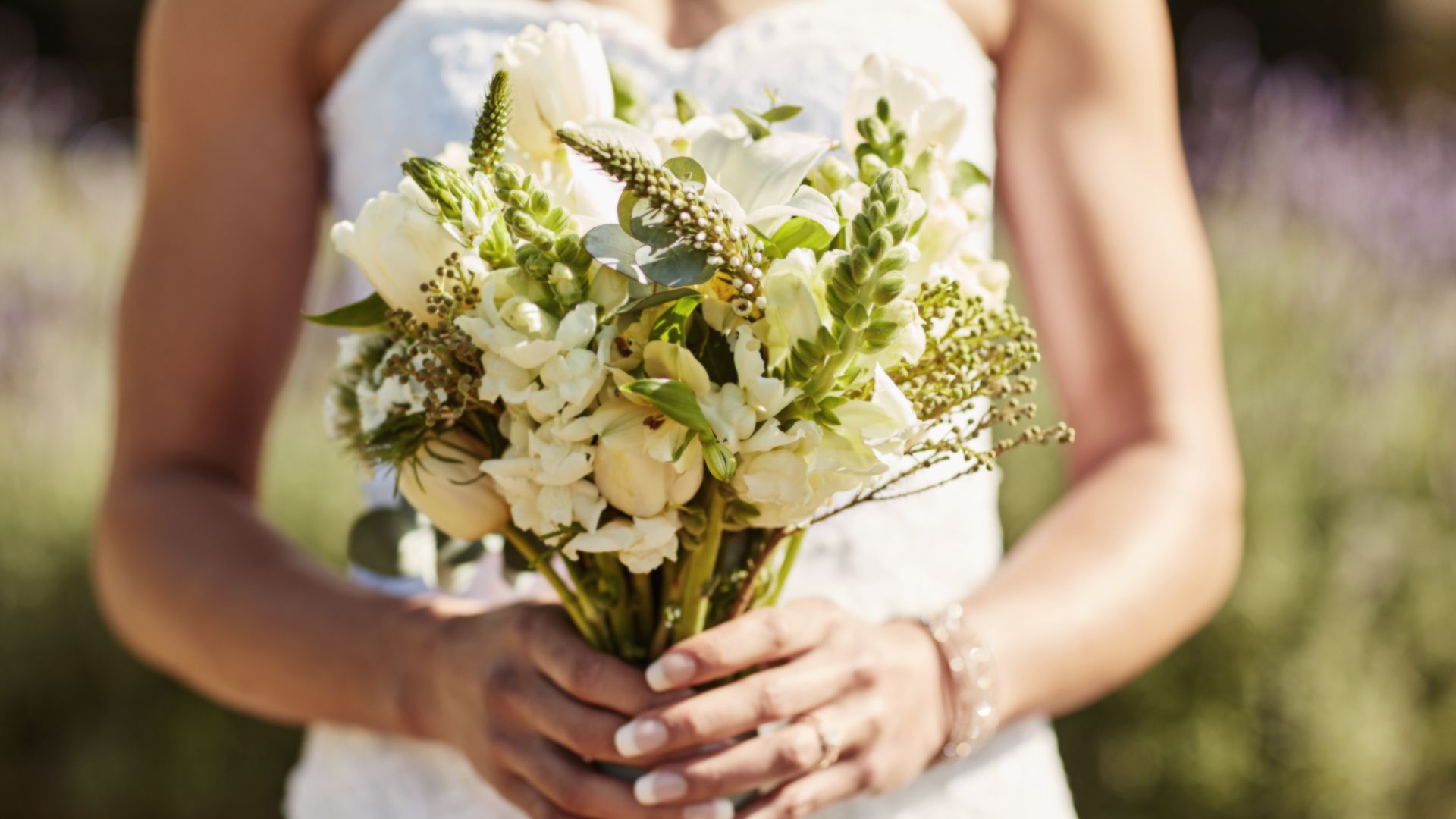 How to make your bridal bouquet at home using this flower delivery service