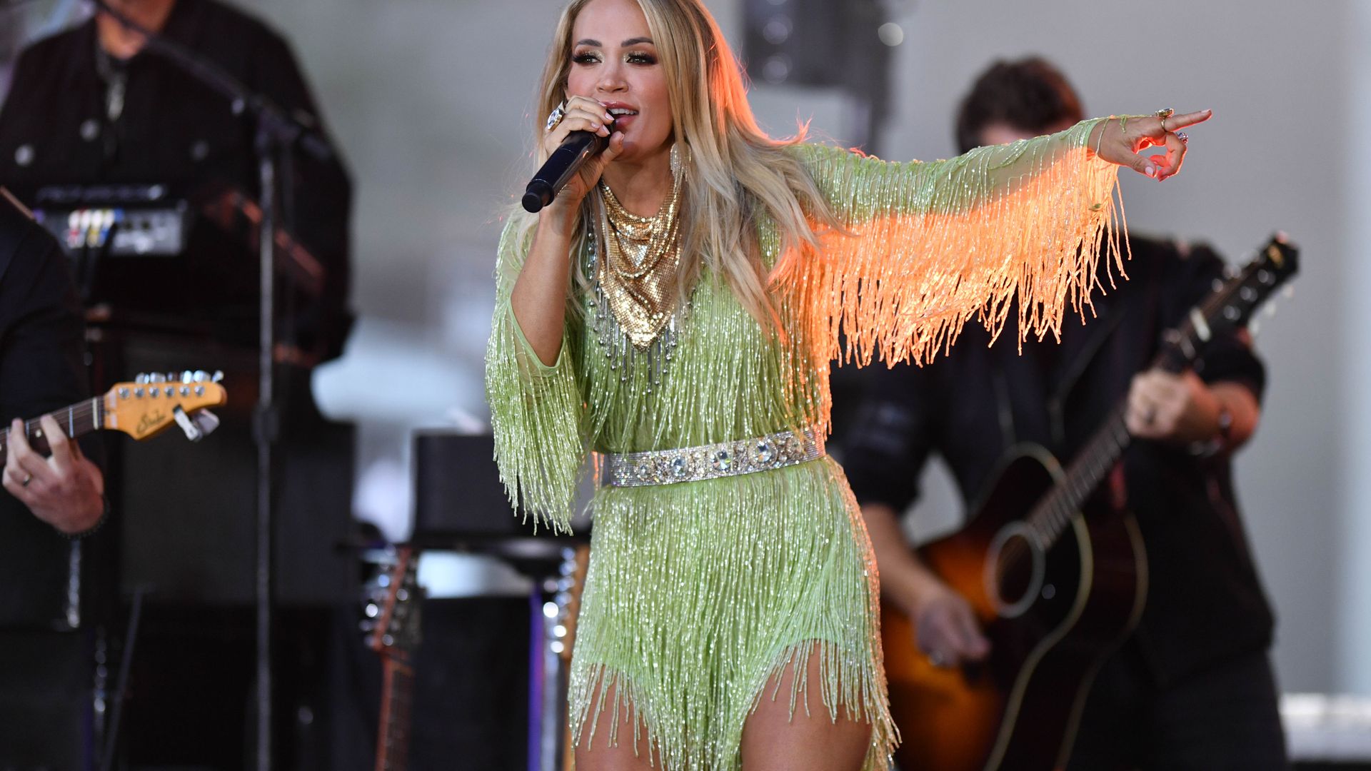Carrie Underwood showcases very toned legs in flirty green mini dres