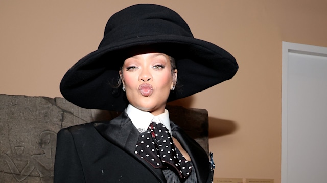 stella mccartney kissing rihanna baby bump