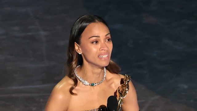 Zoe Saldana accepts the Best Actress In A Supporting Role 