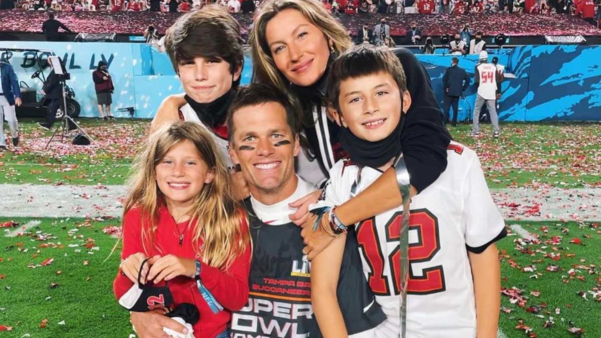 Tom Brady poses with entire family after his historic Super Bowl