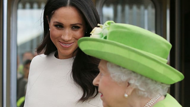 meghan markle looking at the queen
