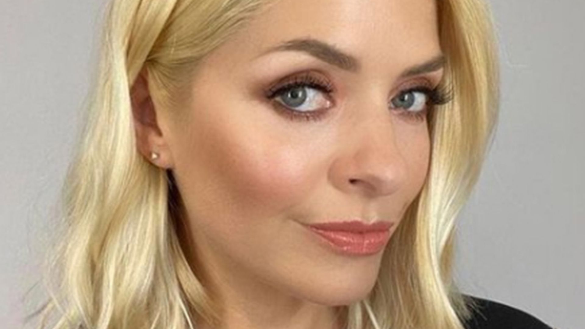 holly willoughby makeup