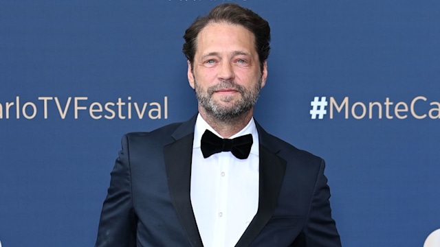 Jason Priestley smiling for a red carpet photo