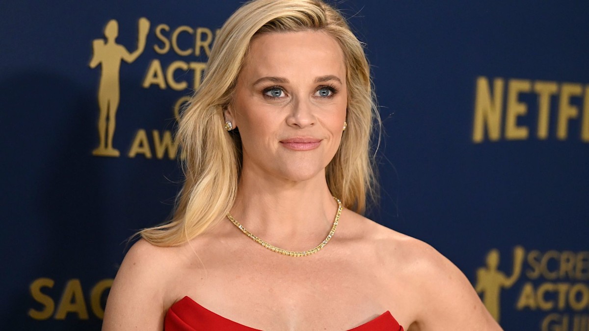 Reese Witherspoon turns heads in tightfitting red frock with daring ...