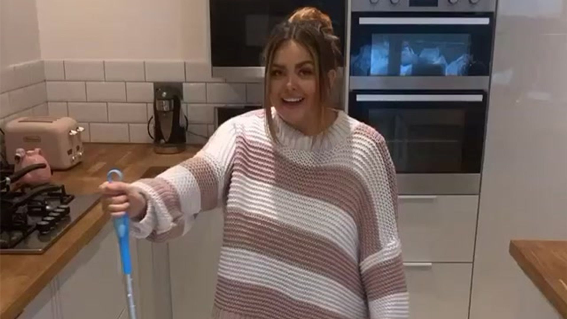 Scarlett Moffatt takes cues from Ruth Langsford with new cleaning gadget - and it's selling out fast