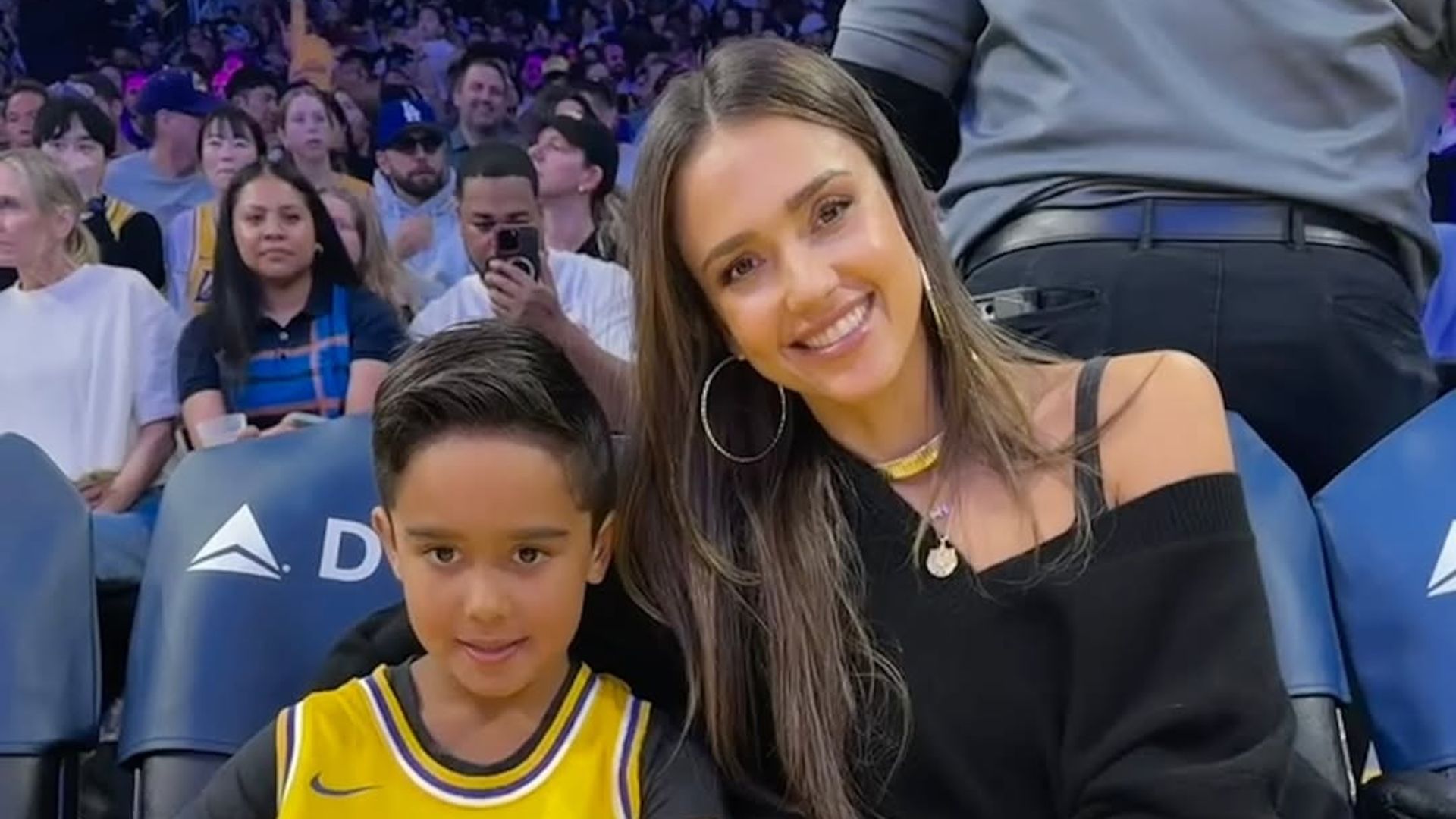 Jessica Alba hayes lakers game