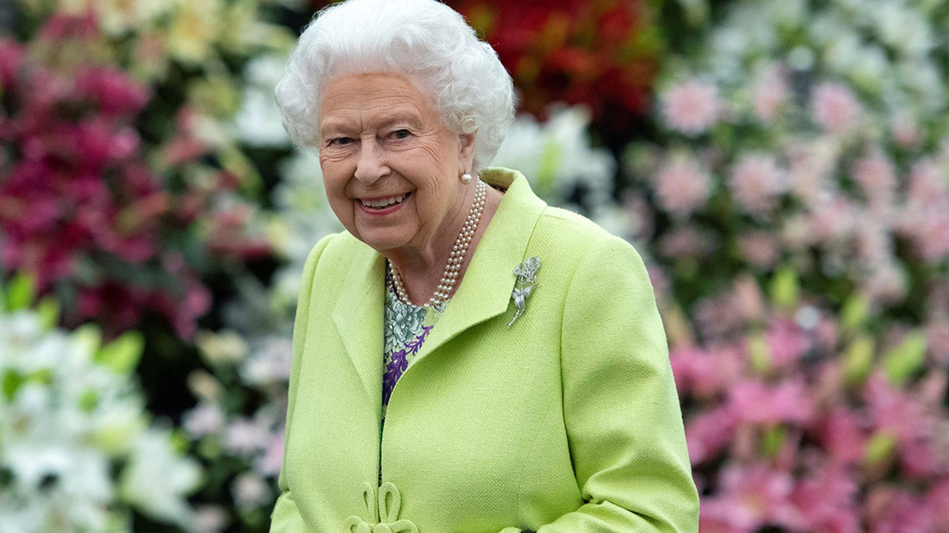 queen misses chelsea flower show