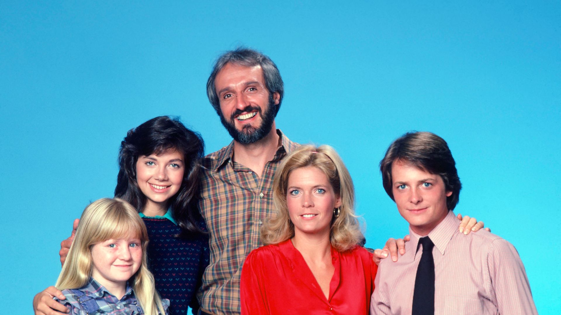 FAMILY TIES -- Season 2 -- Pictured: (l-r) Tina Yothers as Jennifer Keaton, Justine Bateman as Mallory Keaton, Michael Gross as Steven Keaton, Meredith Baxter as Elyse Keaton, Michael J. Fox as Alex P. Keaton  (Photo by Gary Null/NBCU Photo Bank/NBCUniversal via Getty Images via Getty Images)
