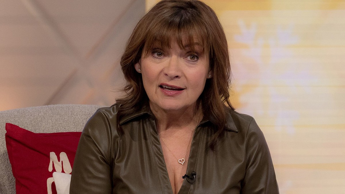 Lorraine Kelly floors fans in waist-cinching leather dress - and wow ...