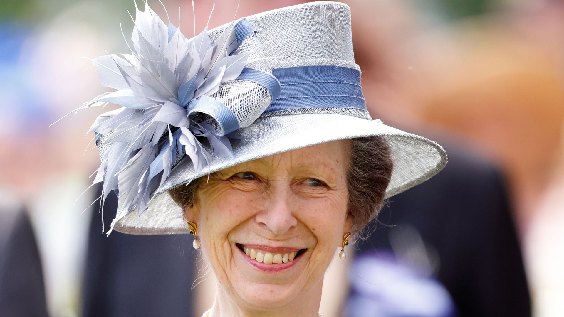 Princess Anne is a vision in gorgeous block heels and knee-length skirt ...