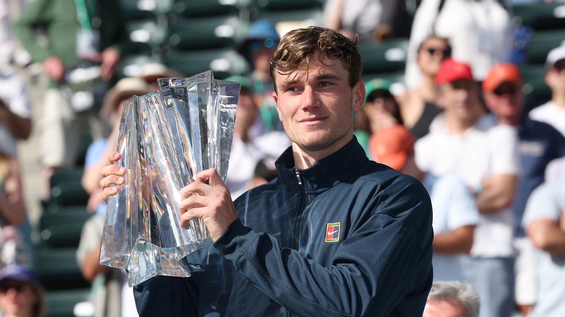 jack draper holding tennis trophy 