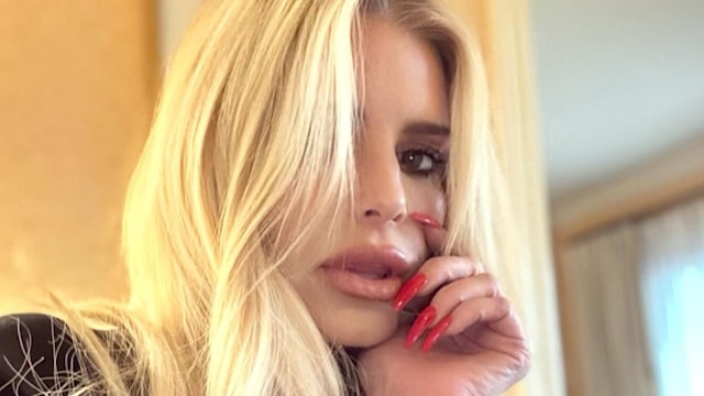 Jessica Simpson posing for selfie with blonde hair and pout