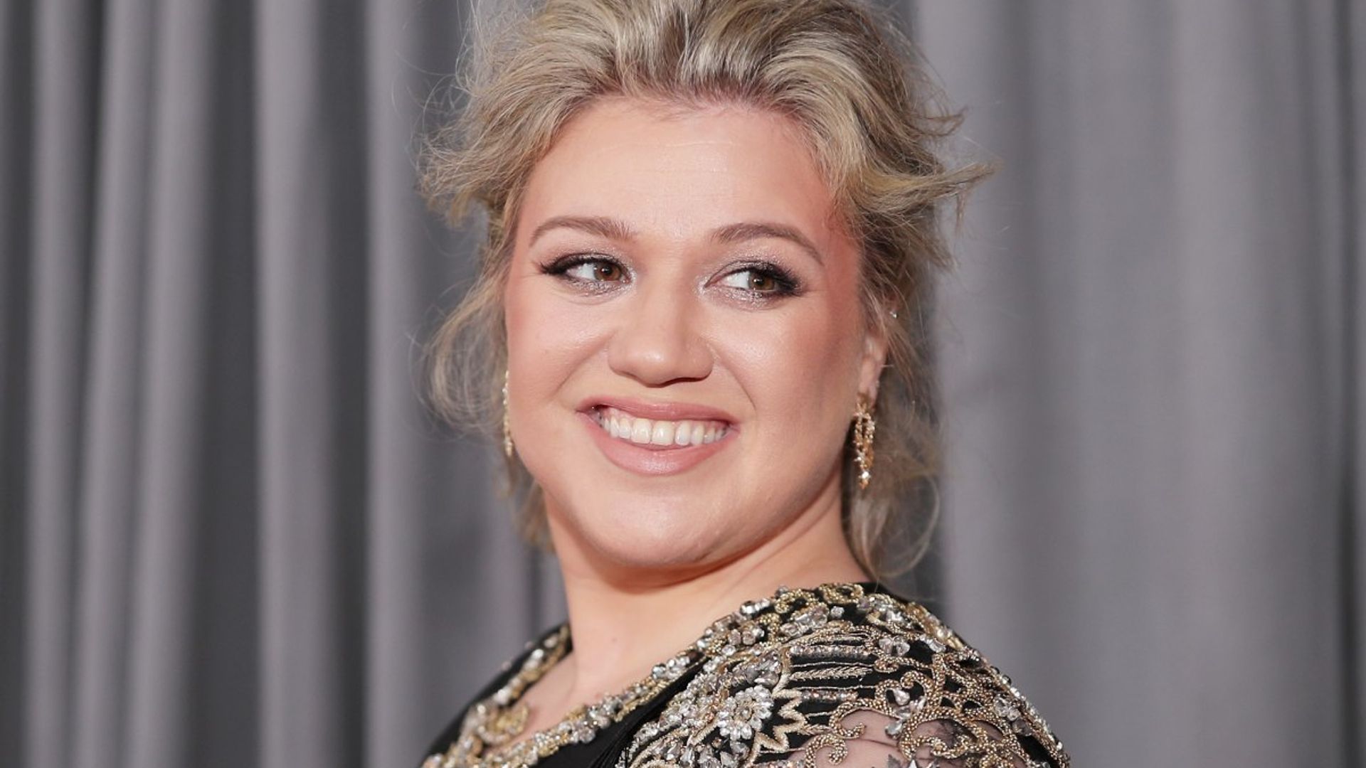 kelly clarkson bedroom photo sparks reaction