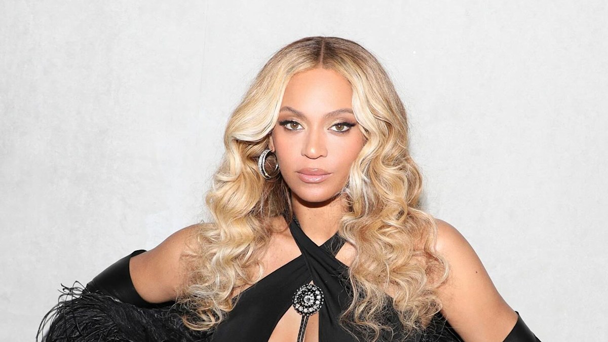 Beyoncé debuts waist-length platinum blonde braid - and wow | HELLO!