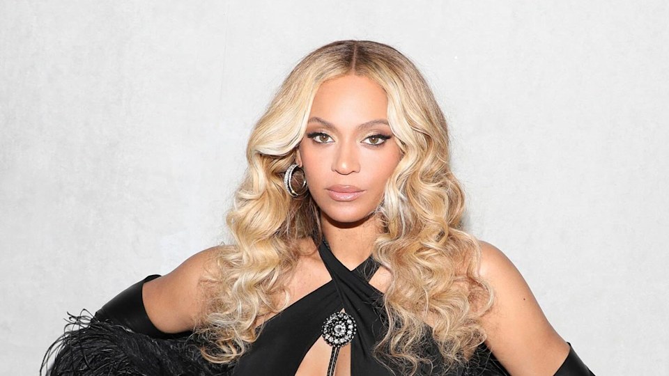 Beyoncé rocks sculpted bleach blonde hair ‘do and looks almost 