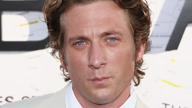 Jeremy Allen White white tux