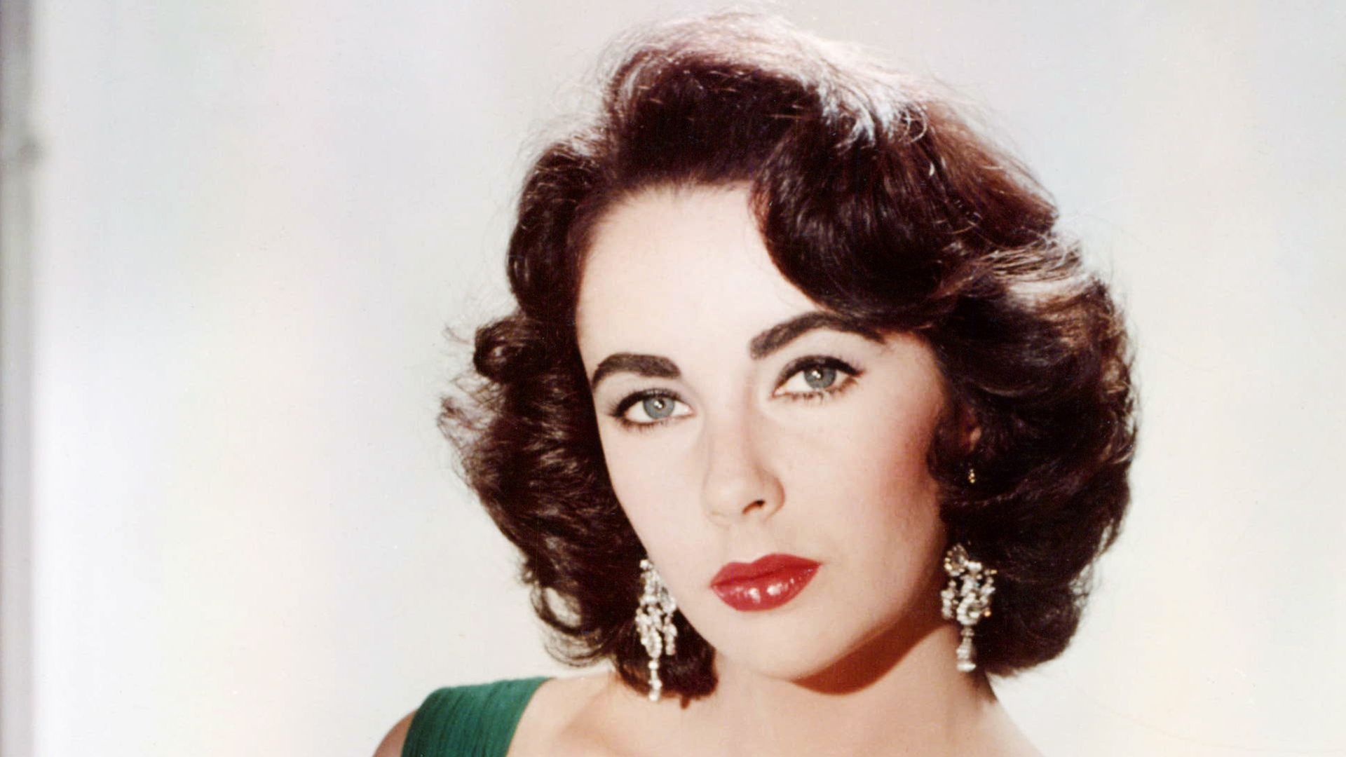 Elizabeth Taylor's 'audacious' 69-carat diamond ring from Richard Burton she was forced to transform
