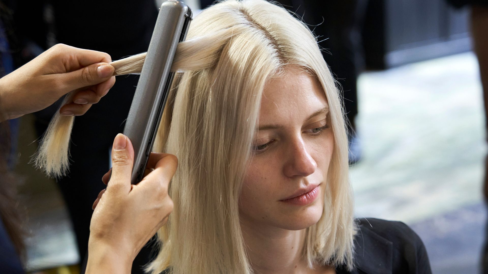 Straight hair trend 2022 - Hair straighteners at the ready