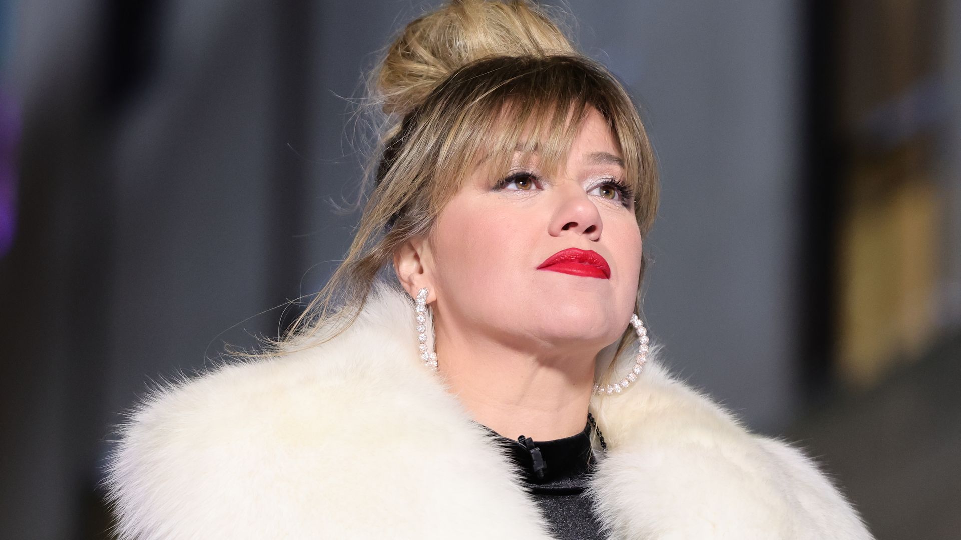 photo of kelly clarkson in white fur trimmed coat