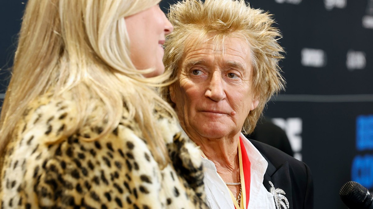 Rod Stewart supported by Penny Lancaster as he shares worrying health message