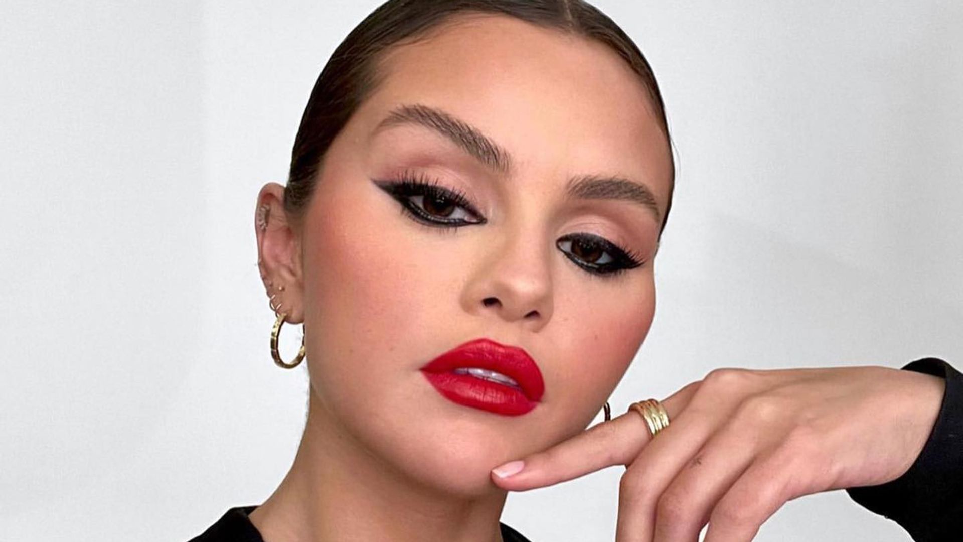Selena Gomez poses in a full glam make up look on her Instagram