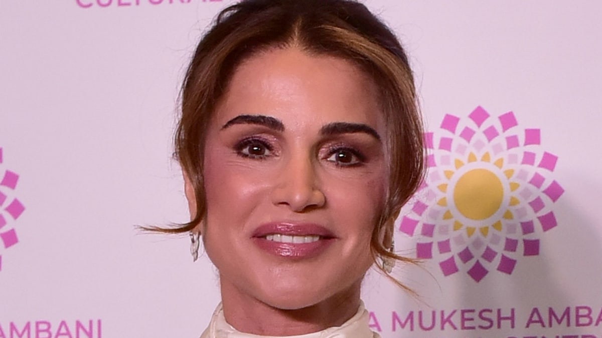 Queen Rania narrowly swerves fashion no-no in slinkiest trousers