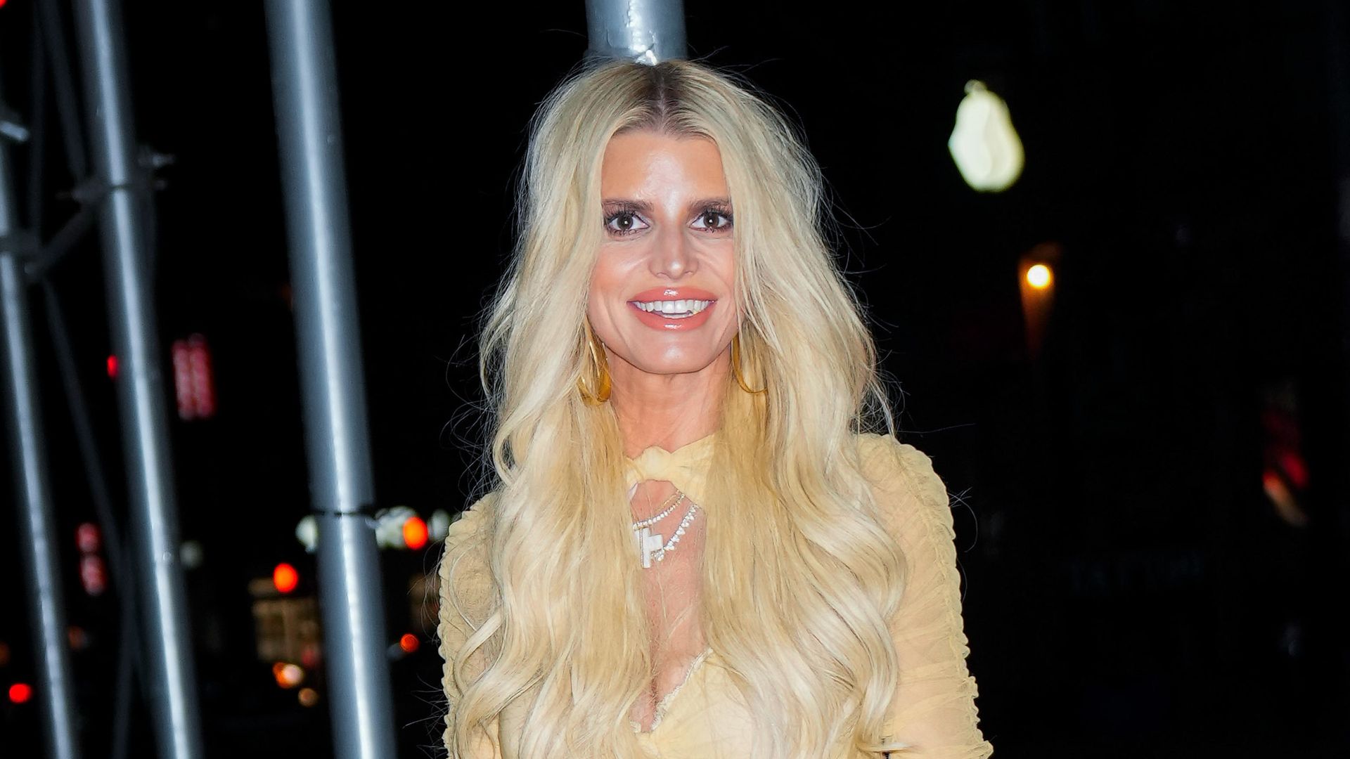 Jessica Simpson and her mother twin with bright-red lips - Good Morning  America