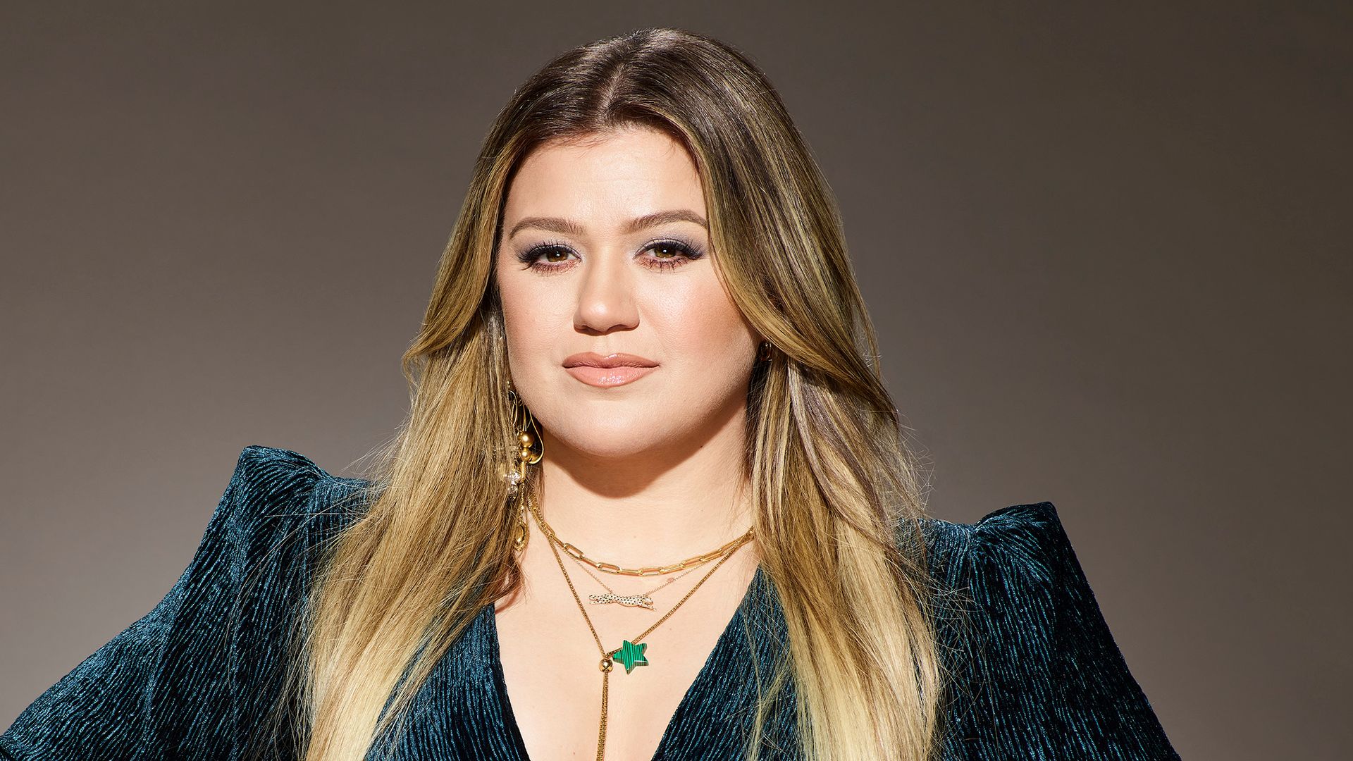 Kelly Clarkson, 42, reveals smart hack for wearing a crop top and not showing skin