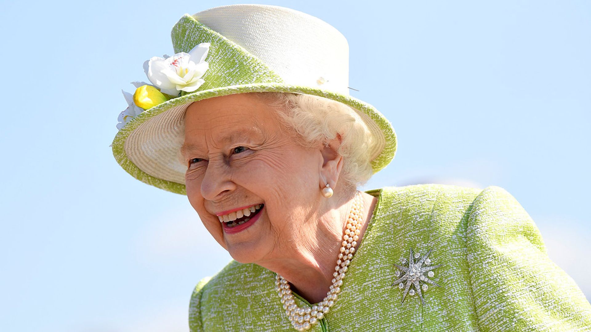 the queen in green