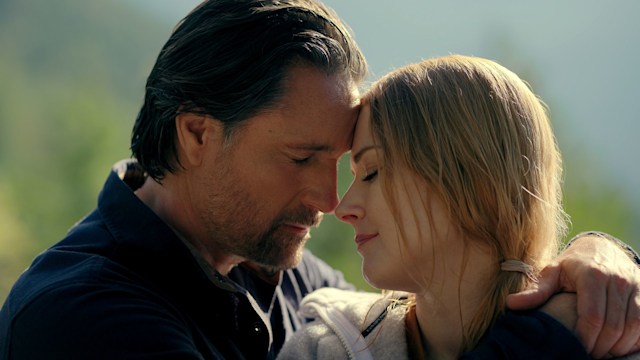 Martin Henderson and Alexandra Breckenridge in Virgin River