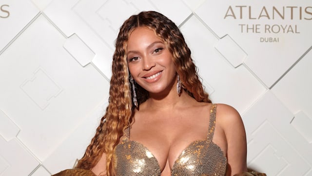 Beyoncé stuns in a gold dress 