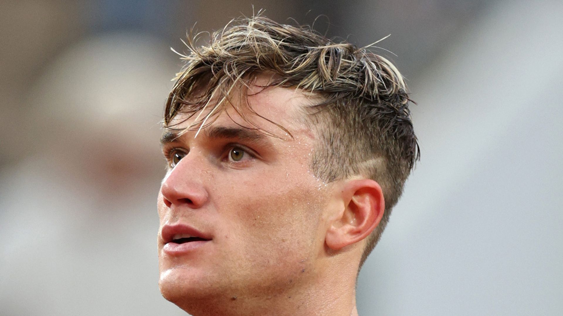 jack draper on clay tennis court