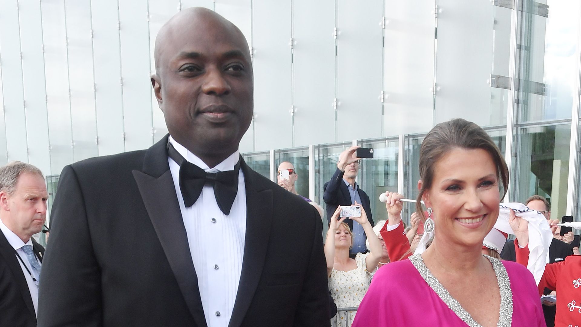 Durek Verrett in a black tuxedo and Princess Martha Louise in a pink dress