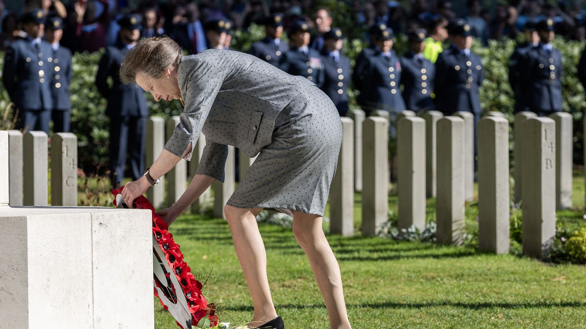 princess anne laying wreath