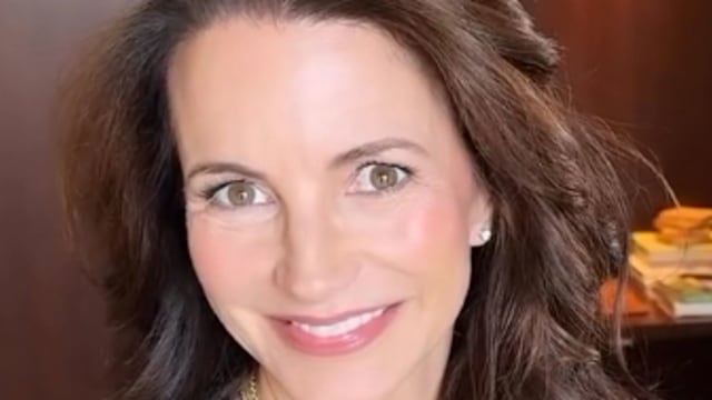 Kristin Davis shiny hair in hotel room