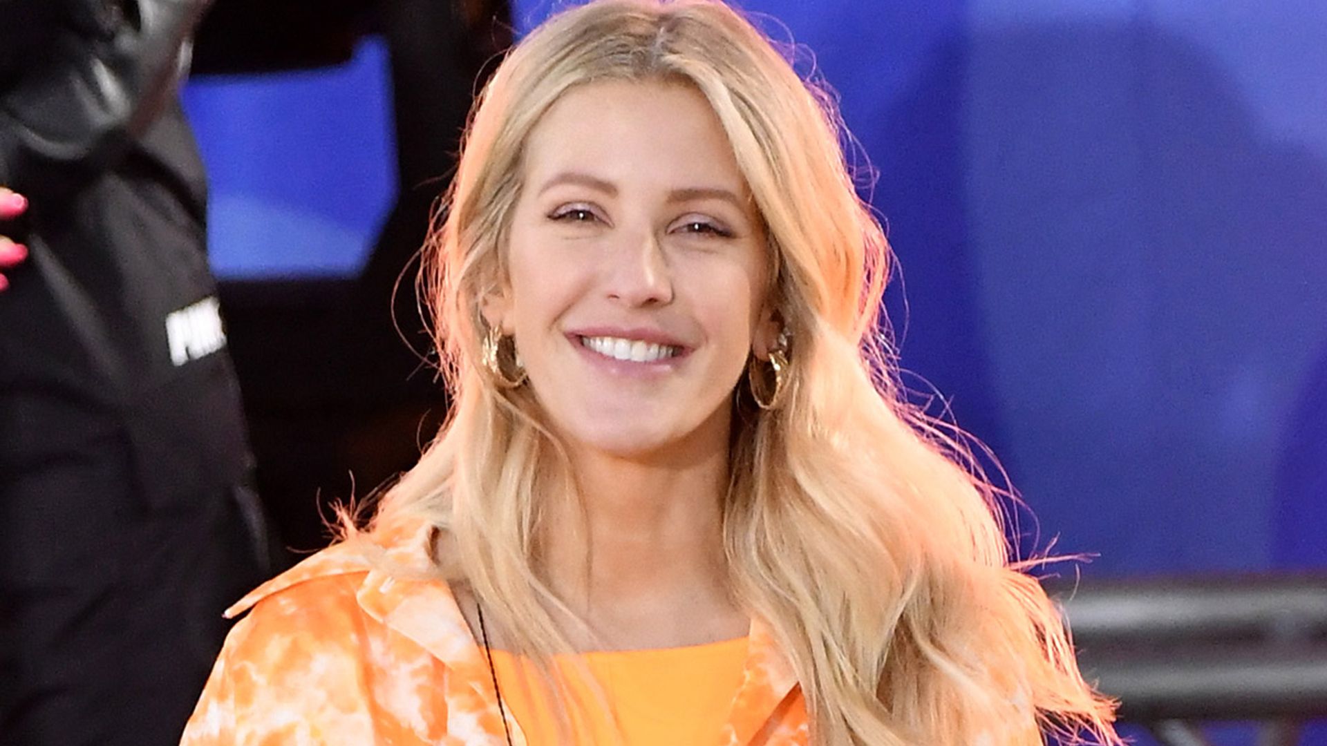 Ellie Goulding shows off her baking skills with incredible rainbow cake