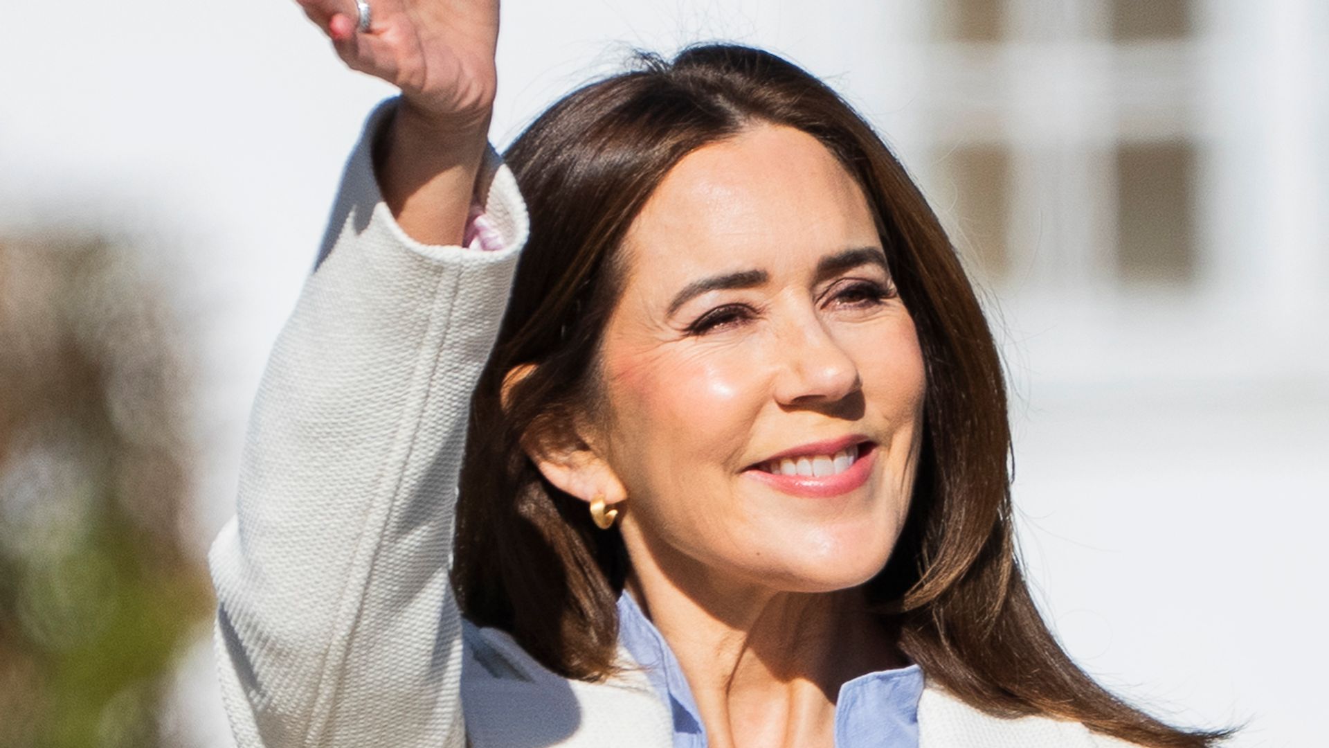 queen Mary waving in white coat
