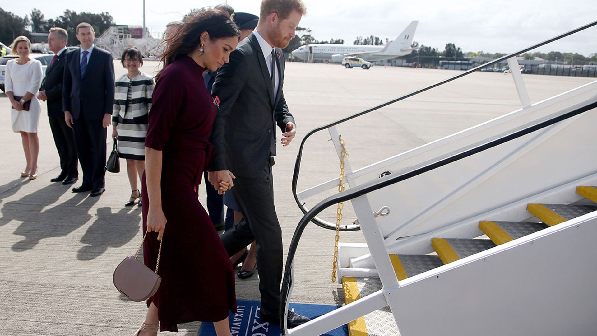 meghan markle harry fly to south africa