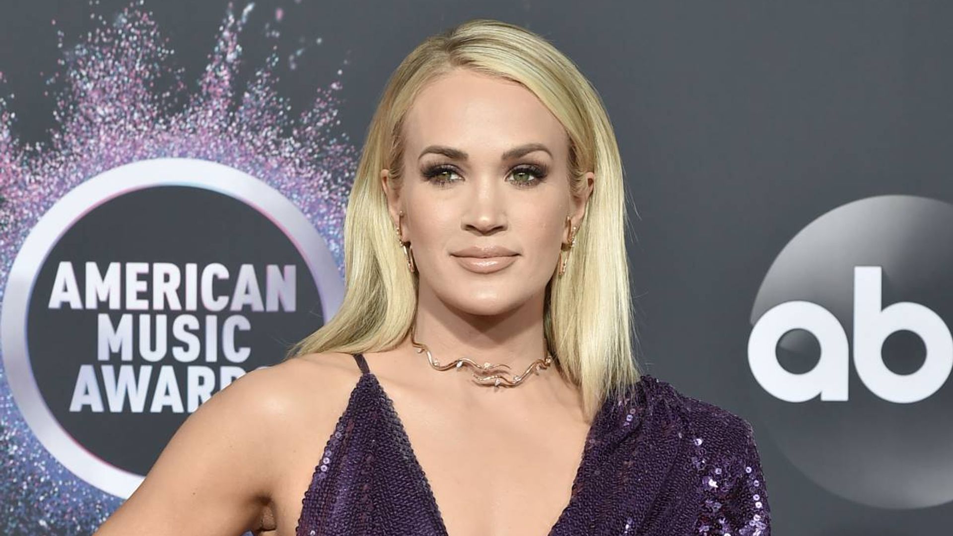 Carrie Underwood dons form-fitting dress as she announces major career  update: 'Can't wait