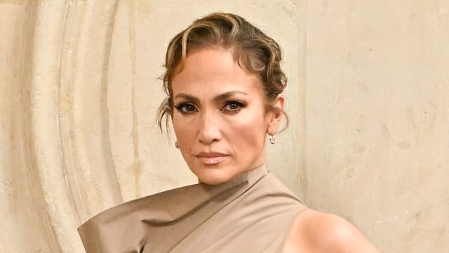 Jennifer Lopez camel coloured dress and black leather gloves