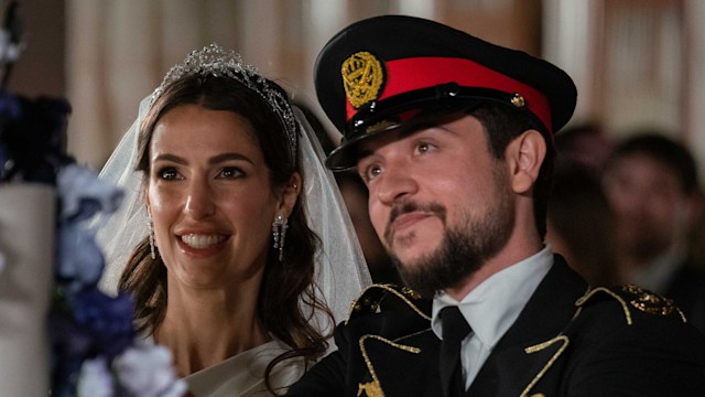 Princess Rajwa and Crown Prince Hussein cutting their wedding cake