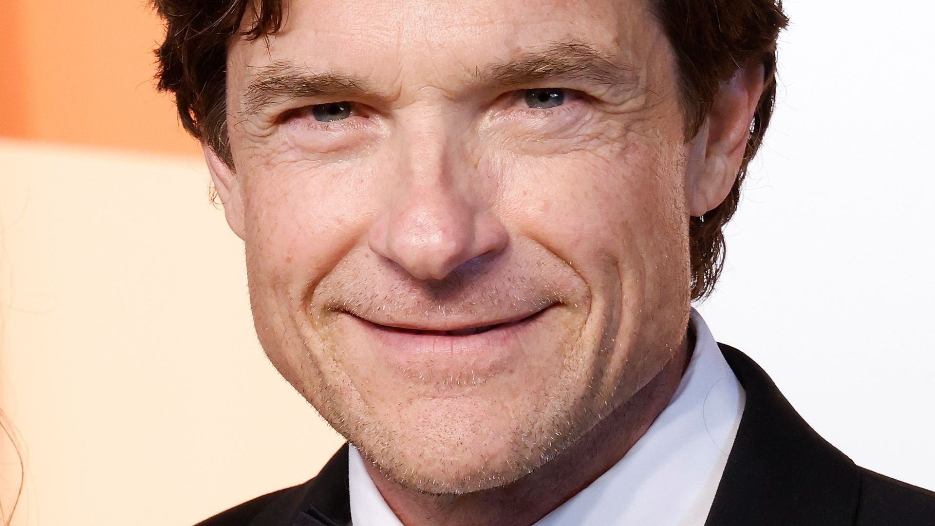 Jason Bateman attends the 2025 Vanity Fair Oscar Party wearing a suit